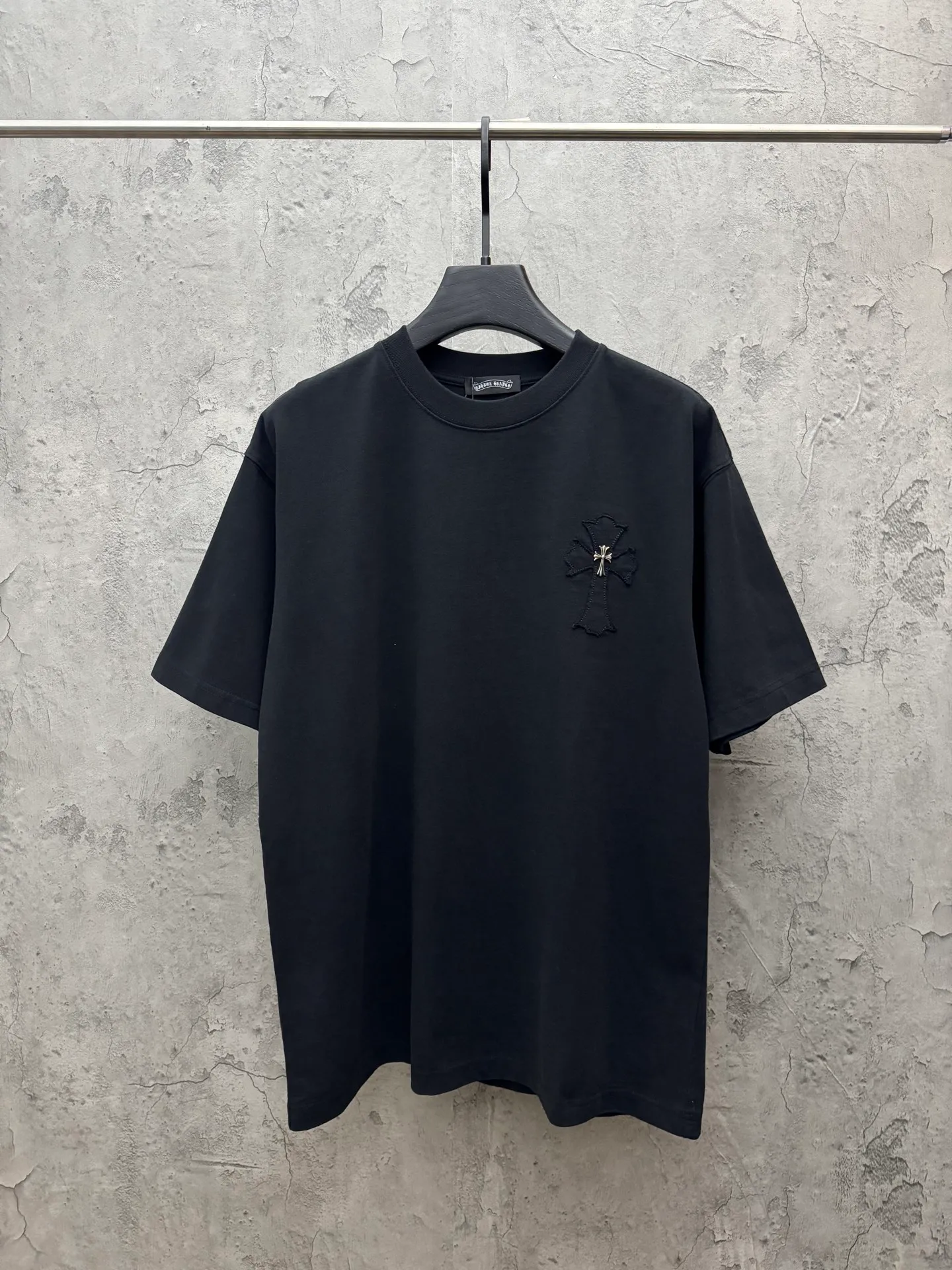 P180 top version, real shot without P, ​​different from market currency) 𝗖𝗵𝗿𝗼𝗺𝗲 𝗛𝗲𝗮𝗿𝘁𝘀/Croxin 2026 spring new original single counter American laser burnt patch embroidered couple short sleeves 👑The highest version! Customized fabric 300 grams, best-selling model at the counter, very comfortable to wear. Accessories: original molded and authenticated collar label ➕ 100% silk wash water label. Genuine purchase-grade original hangtag➕matching hanging rope➕3D hanging beads➕original packaging bag. Craftsmanship: The original version has consistent wiring! The highest version of the armhole matching technique! Color: White Black Size: S M L XL Style No.: 26-2028